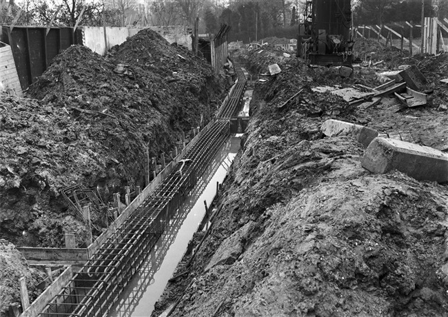 De bouw van de 's-Molenaarsbrug over de Heimanswetering