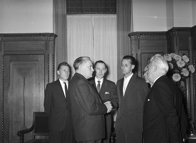 Viering van het jubileum van de Bond Provincieambtenaren, in het provinciehuis aan het Korte Voorhout 1. Links op de voorgrond commissaris van de Koningin, Jan Klaasesz.