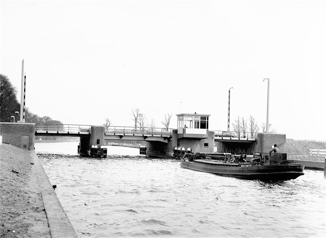 De Lammebrug over het Rijn-Schiekanaal in Leiden, 1961