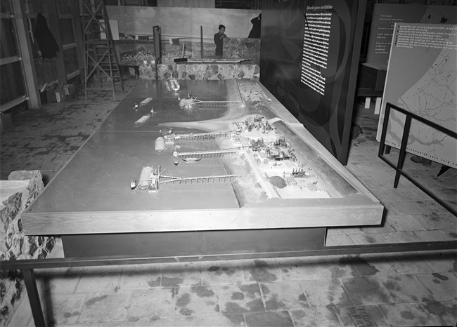 Model van dijkbouw bij de Hoek van Sint Jacob, 1955