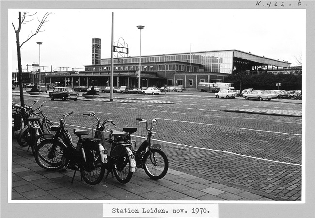 Station Leiden Centraal en de Schipholweg in Leiden, 1970