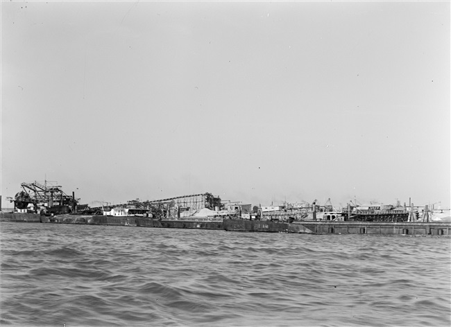 Dijkherstel bij de Hoek van Sint Jacob, op Goeree-Overflakkee, na de watersnoodramp van 1 februari 1953.
