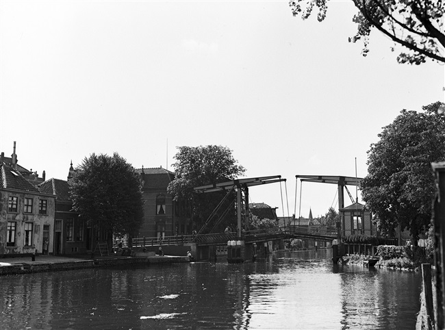 Alphensebrug en Oude Rijn in Alphen aan den Rijn, 1947