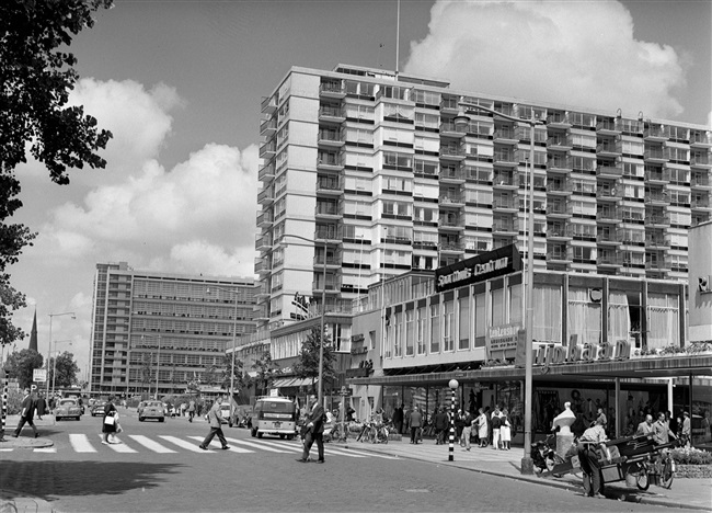 De Karel Doormanstraat gezien naar het Weena, hoek Korte Lijnbaan. Achteraan het voormalige Stationspostkantoor aan het Delftseplein. Links de Provenierskerk die in 1975 is gesloopt.