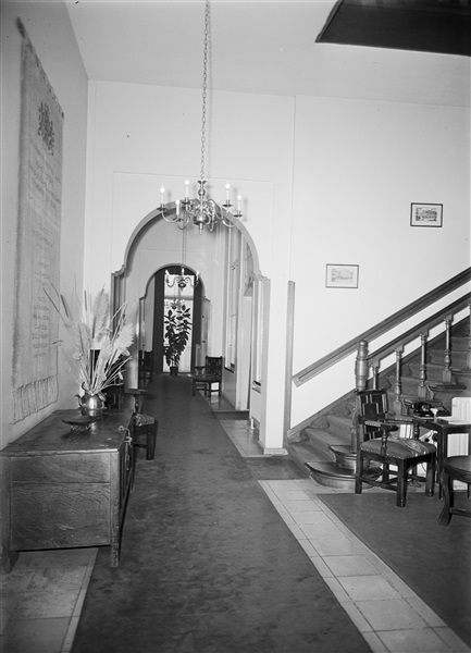 Hal in het gebouw aan het Korte Voorhout 1. Vanaf juni 1945 waren in dit pand het Provinciaal Bestuur en de griffier gehuisvest.