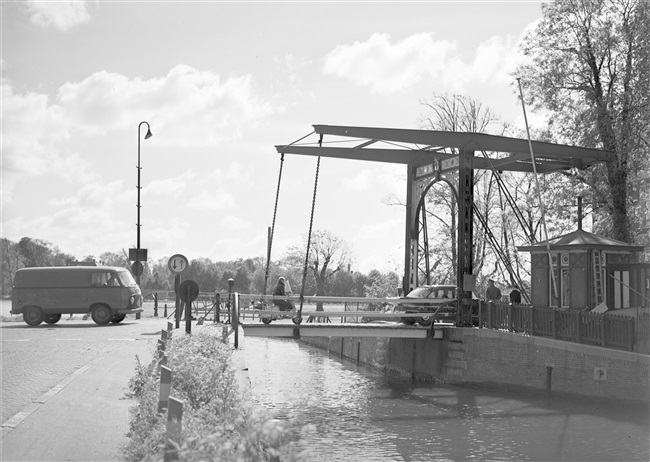 De voormalige Oude Tolbrug over het Rijn-Schiekanaal, beter bekend als de Vliet. In 1956 is de ophaalbrug in de Fonteynenburghlaan vervangen door een basculebrug.