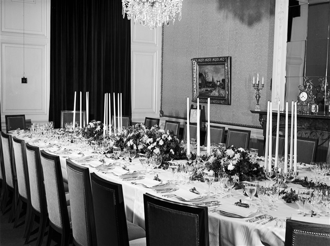 Een gedekte tafel voor een diner met het Provinciaal Bestuur en gezanten, in het gebouw aan het Korte Voorhout 1. In dit gebouw was het Provinciaal Bestuur van Zuid-Holland gehuisvest.
