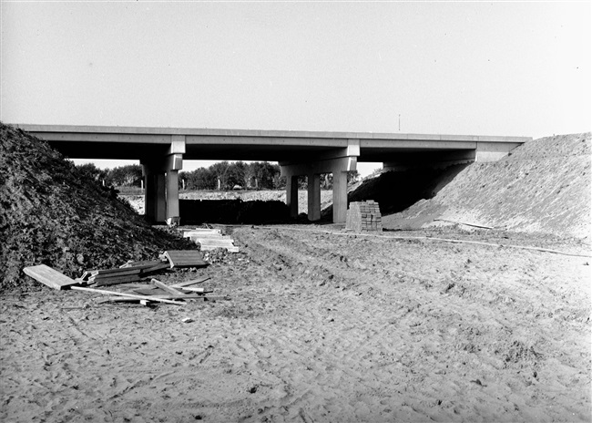 Viaduct in de in aanleg zijnde provinciale weg nr. 1, ter hoogte van De Zilk, over de huidige N442. De foto is genomen vanaf de Zilkerduinweg, richting het westen. Op de achtergrond het hekwerk van de Amsterdamse Waterleidingduinen.