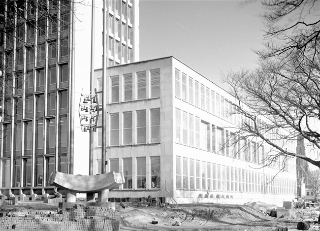 Het nieuwe provinciehuis aan de Koningskade. Op de voorgrond het carillon met 18 klokken geschonken door ingenieur Matlener bij de opening van het nieuwe provinciehuis. Het carillon is ontworpen door projectarchitect ir. K. Polgár.