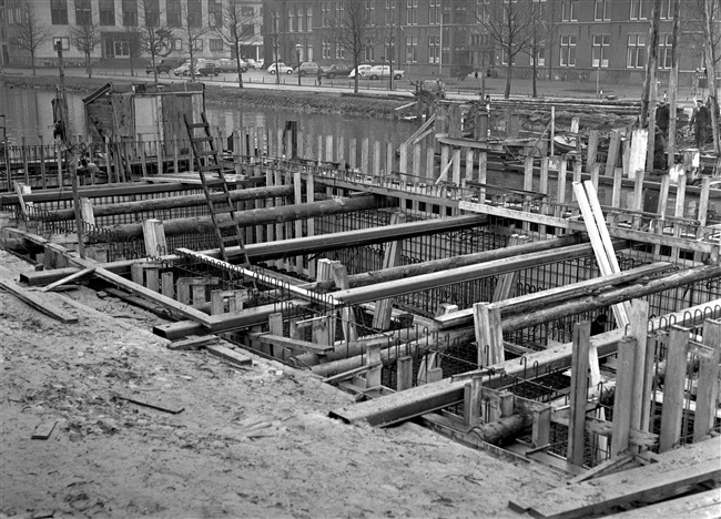Bouw van de eerste St. Sebastiaansbrug over het Rijn-Schiekanaal. De basculebrug verbindt de oude binnenstad van Delft met de TU-wijk.