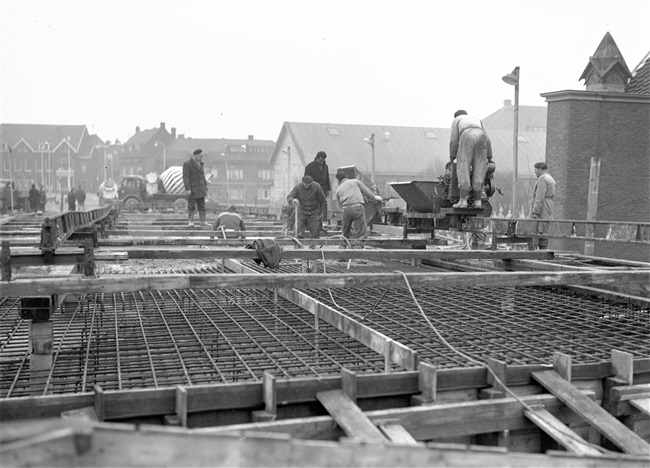 Beton wordt gestort in de bekisting voor het zuidelijke viaduct. Het viaduct is onderdeel van de eerste St. Sebastiaansbrug.