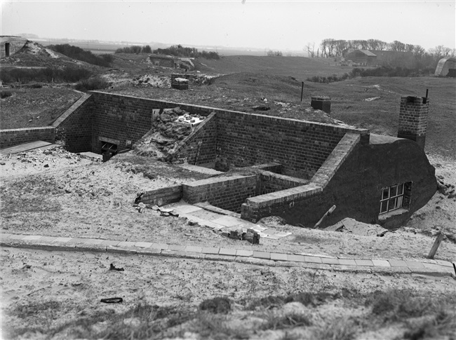 Bunkerwoning bij Nieuwlandsedijk in Hoek van Holland, 1950