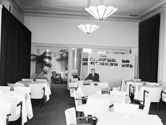 De koffiekamer naast de vergaderzaal van de Gedeputeerde Staten van Zuid-Holland. Het Provinciaal Bestuur was gevestigd aan het Korte Voorhout 1.