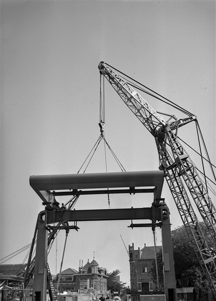 Een kraan plaatst de Alphensebrug in Alphen aan den Rijn