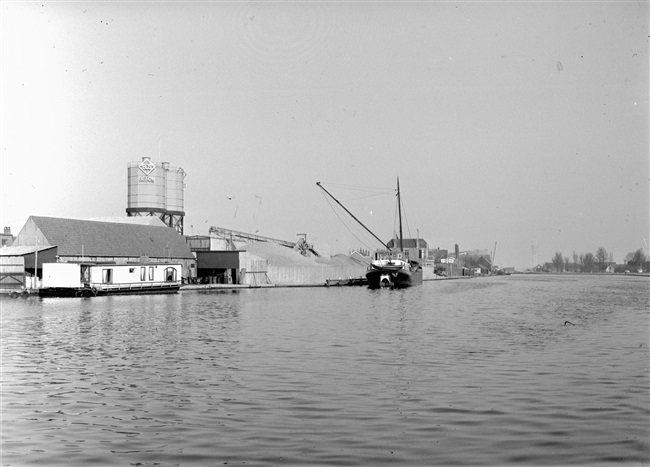 Industrie langs de Rijn