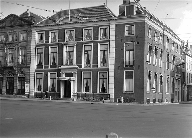 Korte Voorhout 1. Vanaf juni 1945 waren in dit pand de werkkamers van de commissaris van de Koningin, de leden van de Gedeputeerde Staten, de griffier en enkele vergaderzalen.