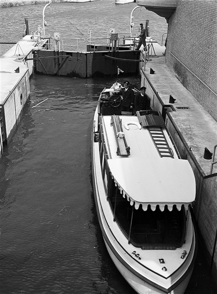 Statenjacht P.L.F. Blussé in Kanaal van Steenenhoek, 1951