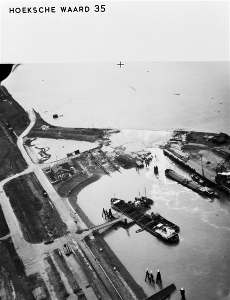 Tramweghaven in Numansdorp na Watersnoodramp, 1953
