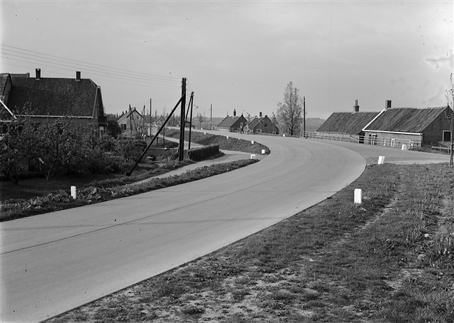 Strijensedijk, een betonweg tussen Strijen en 's-Gravendeel