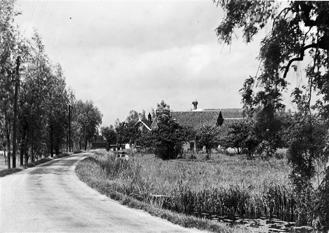 Boerderij aan de Graafstroom in de Alblasserwaard, 1946