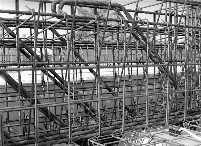 De hoogbouw van het nieuwe provinciehuis aan de Koningskade. Detailopname van de wapening van de hoofdbalk boven de entree.
