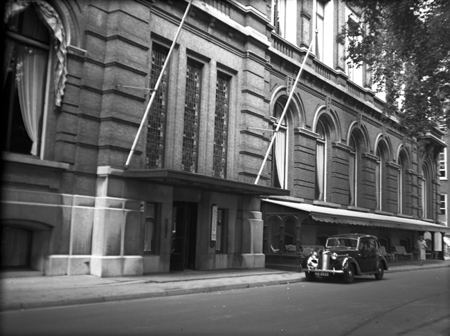 Sociëteit De Witte aan het Plein 24 in Den Haag. De foto is waarschijnlijk gemaakt tussen 1946 en 1952.