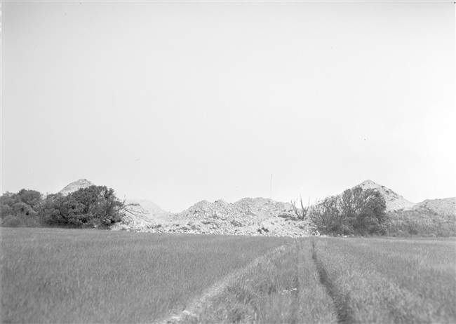 Gesloopte bunkers bij de haven van Goedereede, 1955