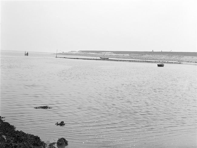 Afsluitdijk en bunker aan het Brielse Meer, 1953