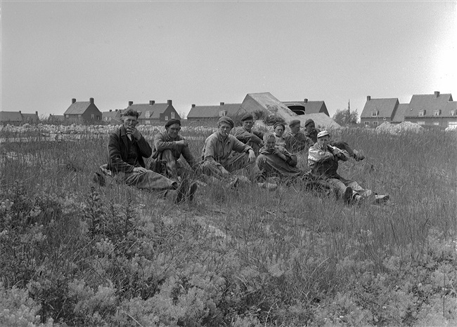 Slopers van bunkers bij Goedereede houden pauze, 1955