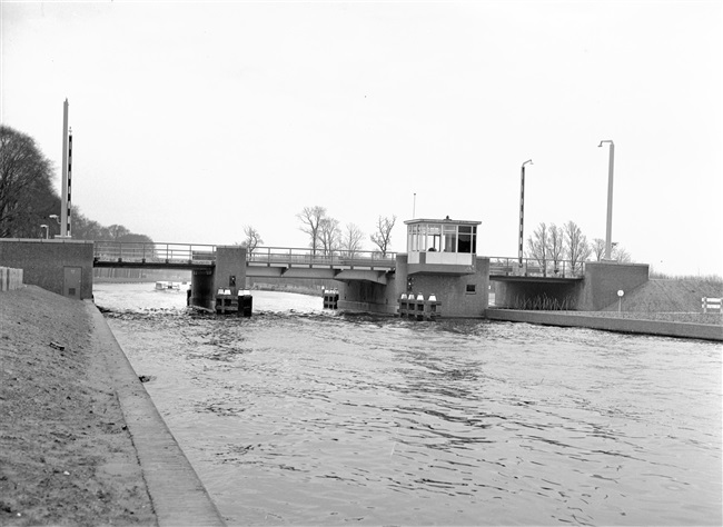 De Lammebrug met bedieningshuis in Leiden, 1961