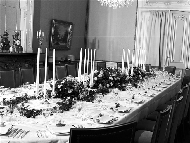 Een gedekte tafel voor een diner met het Provinciaal Bestuur en gezanten, in het gebouw aan het Korte Voorhout 1. In dit gebouw was het Provinciaal Bestuur van Zuid-Holland gehuisvest.