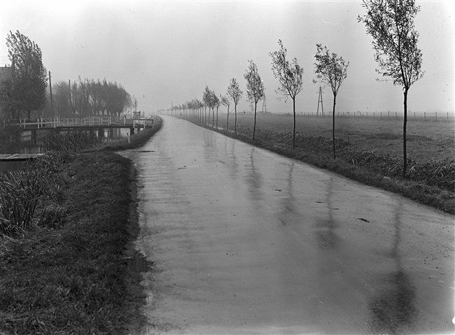 De Goudseweg in het buurtschap Stolwijkersluis, 1947