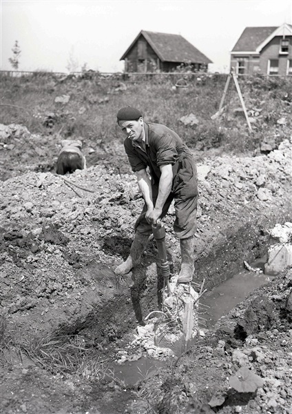 Koppensnellen van heipalen voor de S25/N207, 1955