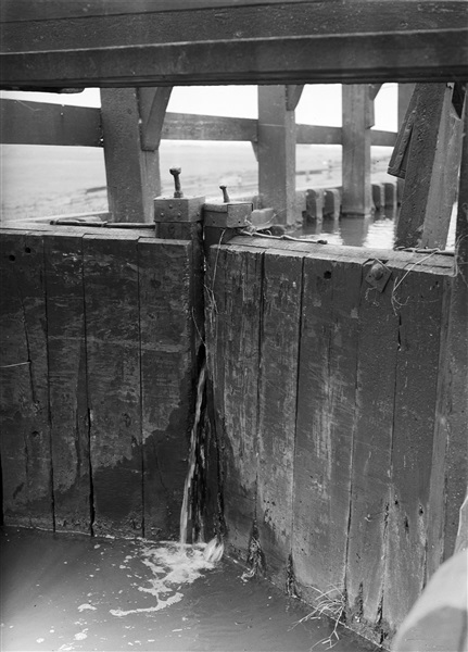 Sluisdeuren van Elleboogse Verlaat in Zoetermeer, 1956