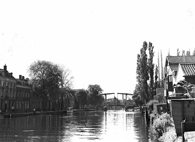 Alphensebrug en Oude Rijn in Alphen aan den Rijn, 1947