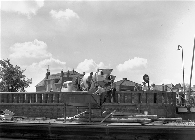 Bouw van nieuwe Lammebrug in Leiden, 1959