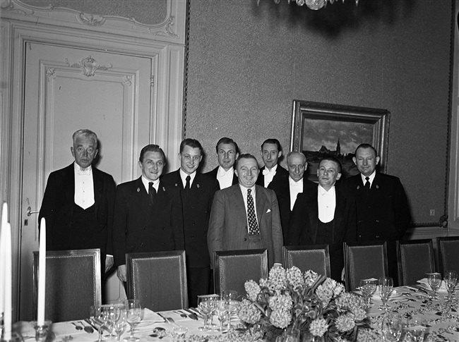 Bedienend personeel voor een gedekte tafel in het gebouw aan het Korte Voorhout 1, waar het Provinciaal Bestuur van Zuid-Holland was gehuisvest.