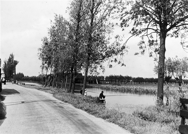 Vissende mannen aan De Alblas in Oud-Alblas, 1946