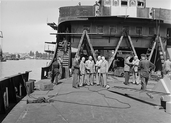 Gedeputeerde A.C.A. Deerenberg bezoekt de Haringvliet, 1957