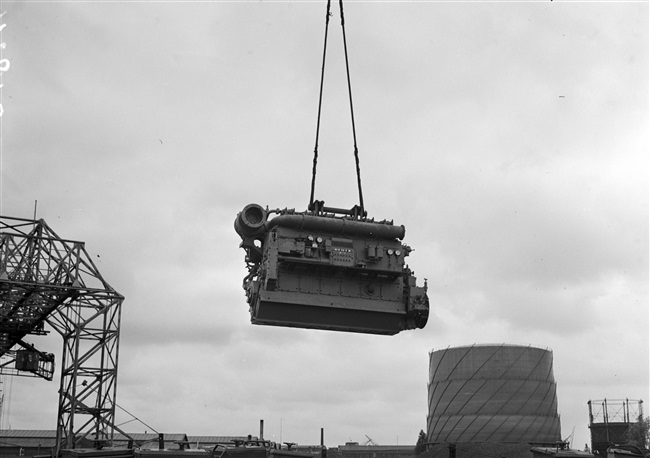 Kraan plaatst machine in veerboot Haringvliet, 1957