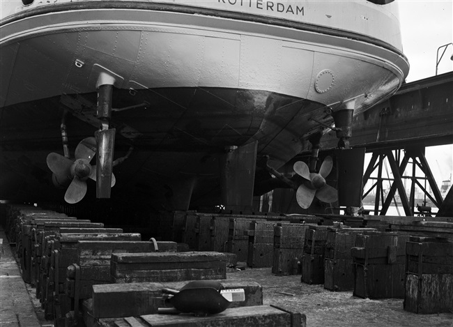 Schroeven en roeren van de veerboot Haringvliet, 1958