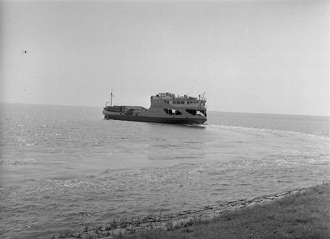 De veerboot Haringvliet vaart weg bij Hellevoetsluis, 1958