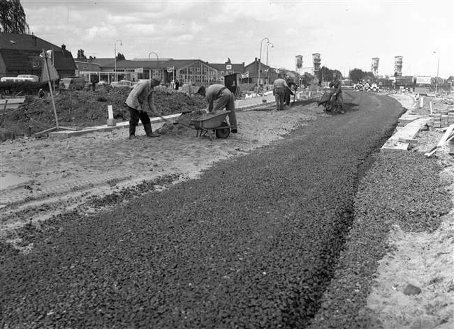 Grondwerkers verrichten werkzaamheden aan de Tiendweg die wordt verbeterd.