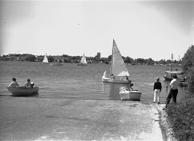 Zeilboten op het Brielse Meer. De provincie Zuid-Holland en tien gemeenten ontwikkelden dit recreatiegebied na de afdamming van de Brielse Maas.