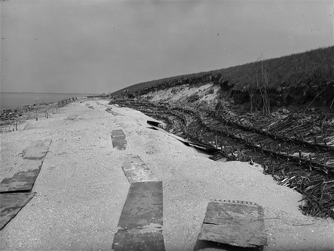 Rijkswaterstaat heeft in 1950 de Brielse Maas met deze dijk afgedamd. Vanaf die tijd is de Brielse Maas, beter bekend als het Brielse Meer, een binnenwater.
