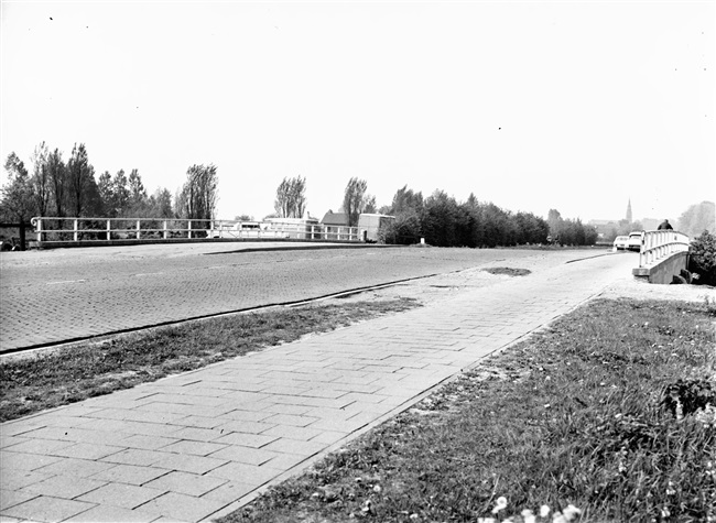 De Hooghkamerbrug over de Korte Vliet tussen Leiden en Voorschoten