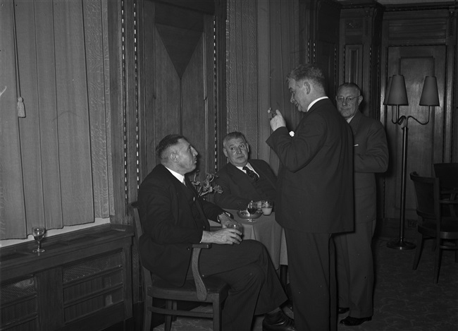 Leden van de Provinciale Staten bij de kennismakingsreceptie van Jan Klaasesz, nieuwe commissaris van de Koningin in Zuid-Holland. Tweede van links zittend gedeputeerde A.C.A. Deerenberg. De receptie vindt plaats aan het Korte Voorhout 1.