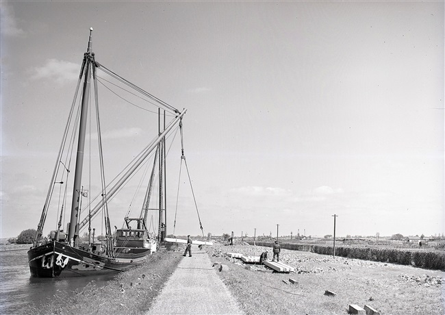 Aanvoer van heipalen over de Gouwe voor de S25/N207, 1955