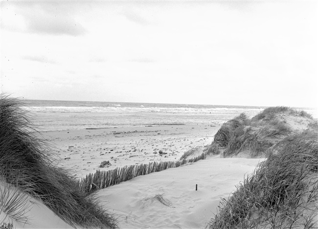 Het strand van Ouddorp. De provincie Zuid-Holland maakt stranden beter bereikbaar door het aanleggen of verbeteren van wegen ernaartoe.