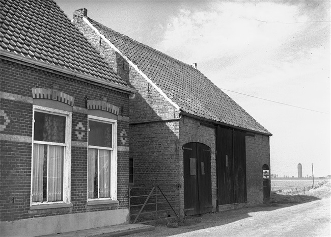Landbouwschuur aan de Bommelsedijk. Rechts in de verte de watertoren van Den Bommel (zuidzijde Goeree-Overflakkee).
